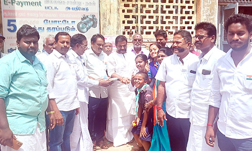 சுதந்திரதின விழாவையொட்டி இனிப்பு வழங்கி கொண்டாட்டம்