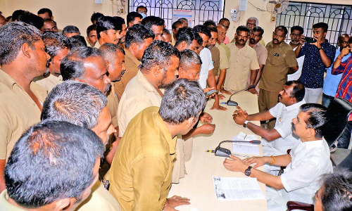 நெல்லை புதிய பஸ்நிலையத்திற்குள் பயணிகளை இறக்கிவிட அனுமதி வழங்க வேண்டும்- மாநகராட்சி அலுலகத்தை முற்றுகையிட்டு ஆட்டோ டிரைவர்கள் மனு
