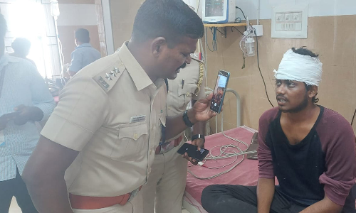 ரெயில் நிலையத்தில் கல்லூரி மாணவர்கள் மோதல்- ஒருவருக்கு அரிவாள் வெட்டு