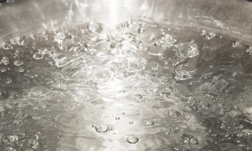 கள்ளக்காதலை கைவிட மறுத்த கணவன் மீது வெந்நீரை ஊற்றிய மனைவி