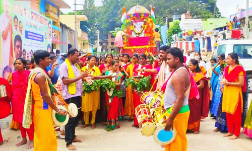 ஓசூர் தேர்பேட்டையில்,  ஓம் சக்தி கோவில் விழாவில்  பெண்கள் தீச்சட்டி ஏந்தியவாறு ஊர்வலம்