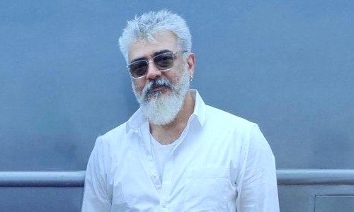 பேருந்தில் பயணம் செய்யும் நடிகர் அஜித்.. வைரலாகும் வீடியோ..