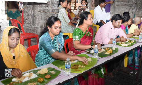 ஏகாம்பரநாதர் திருக்கோயிலில் சமபந்தி: பொதுமக்களுடன் உணவருந்திய மாவட்ட கலெக்டர்