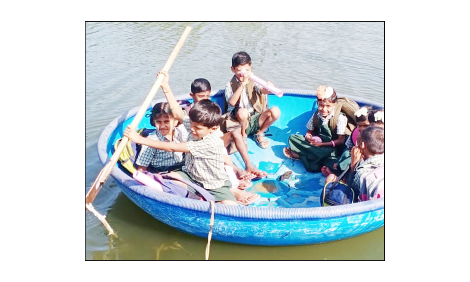 சூளகிரி அருகே  கட்டப்பட்ட பாலம் பாதியில் விடப்பட்டதால்   ஆபத்தான நிலையில் பள்ளி மாணவர்கள் பரிசல் பயணம்