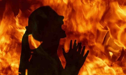 குப்பைக்கு வைத்த தீ உடலில் பிடித்ததில் மூதாட்டி பலி