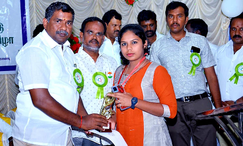 தேனி அருகே மாணவ-மாணவிகளுக்கு கல்வி ஊக்கத்தொகை