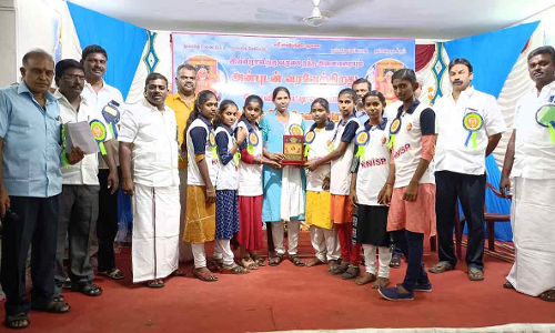 கோவில்பட்டியில் ராகவேந்திரா அறக்கட்டளை சார்பில் மாணவ- மாணவிகளுக்கு பரிசு