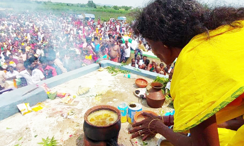 திருவண்ணாமலை அருகே கொதிக்கும் நெய் சட்டியில் கையால் வடை எடுத்த பெண் பக்தர்