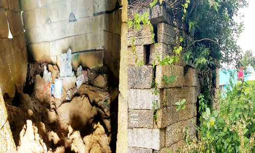 சிதிலமடைந்து கிடக்கும் கோவில்