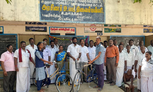 ஜெயங்கொண்டம் அரசு பள்ளி மாணவர்களுக்கு இலவச மிதிவண்டி - எம்.எல்.ஏ. கண்ணன் வழங்கினார்