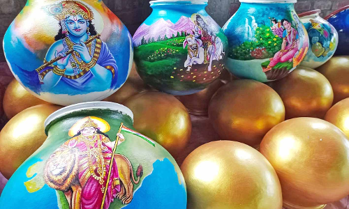 அருகன்குளம்  எட்டெழுத்து பெருமாள் கோவிலில்  கிருஷ்ண ஜெயந்திக்கு அமுது படைக்க தயாராகும் 8 ஆயிரம் பானைகள்- வண்ணம் தீட்டி தயார் செய்யும் பணி  தீவிரம்