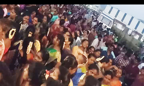 ஷூ கம்பெனி பெண் தொழிலாளர்கள் உள்ளிருப்பு போராட்டம்