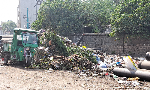 திருச்சியில் மறுசுழற்சி எந்திரம் பழுதானதால் அகற்றப்படாத காய்கறி கழிவுகள் - கூடுதல் வாகனங்கள் இயக்கப்படுவதாக அதிகாரிகள் விளக்கம்