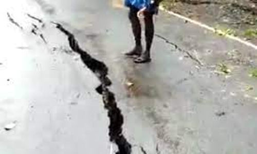 ஊட்டி-கூடலூர்  சாலையில் திடீர் விரிசல்