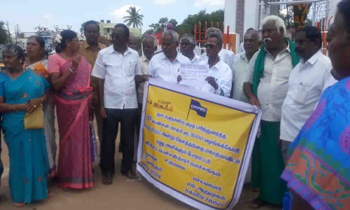 உடுமலையில் காந்தி சிலையிடம் மனு கொடுக்கும் போராட்டம்