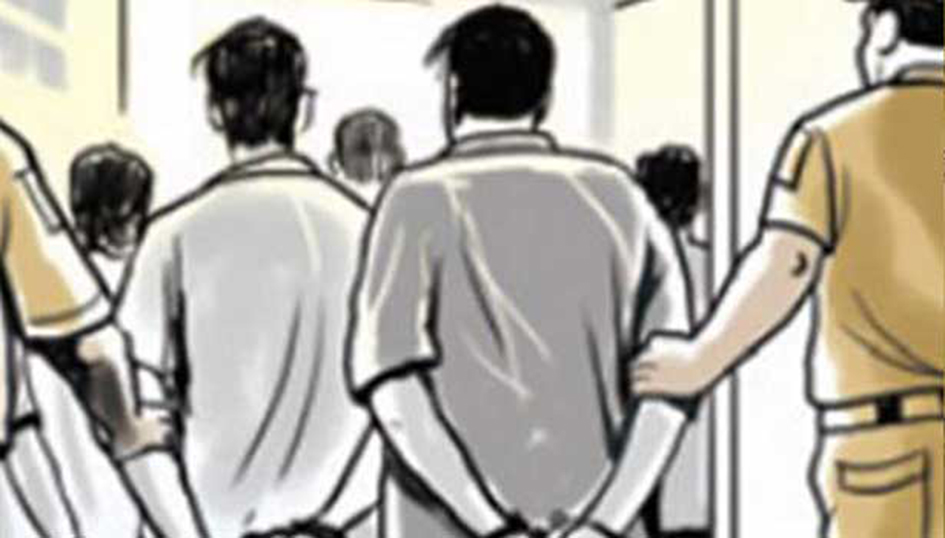 ரவுடியை கொல்ல கத்தியுடன் பதுங்கியிருந்த 4 பேர் கைது ரவுடியை கொல்ல கத்தியுடன் பதுங்கியிருந்த 4 பேர் கைது