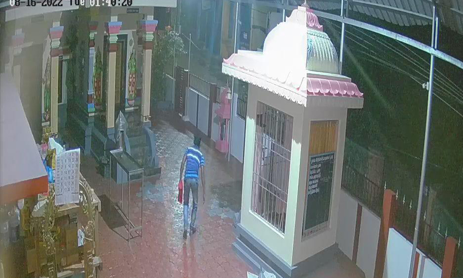 திருவட்டார் அருகே கோவிலில் திருட்டு கண்காணிப்பு காமிரா பதிவில் சிக்கிய கொள்ளையனை தேடும் பணி தீவிரம்