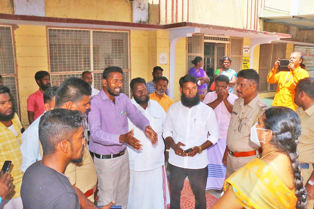 மேலப்பாளையத்தில் அரசு ஆஸ்பத்திரியில் திடீர் முற்றுகை போராட்டம் மேலப்பாளையத்தில் அரசு ஆஸ்பத்திரியில் திடீர் முற்றுகை போராட்டம்