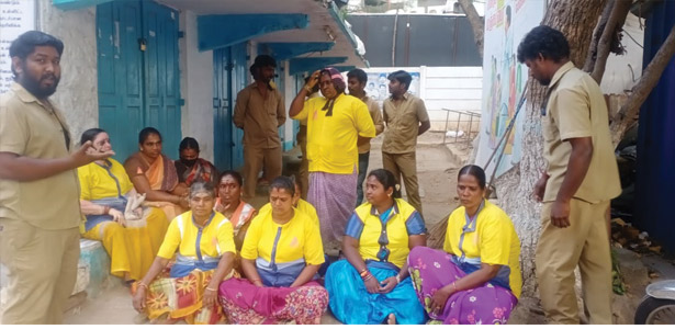 ஊதியம் வழங்காததால்   மாநகராட்சி தூய்மைப் பணியாளர்கள் காத்திருப்பு போராட்டம்