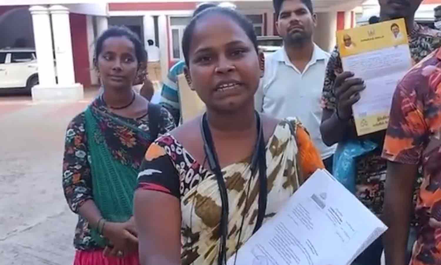 நரிக்குறவ பெண்ணுக்கு கடன் வழங்க தாமதம் ஏன்?: செங்கல்பட்டு மாவட்ட ஆட்சியர்  விளக்கம் | Loan delay to narikuravar woman: Chengalpattu District Collector  explains