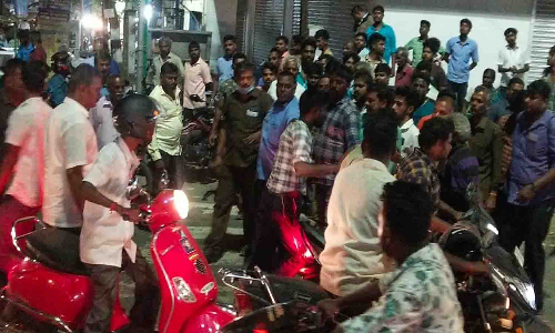 குடிபோதையில் பஸ் மீது கற்களை எறிய முயன்ற வாலிபரால் பரபரப்பு