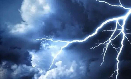 ஆந்திராவில் இடி தாக்கி மரம் வெட்டும் தொழிலாளர்கள் 4 பேர் பலி