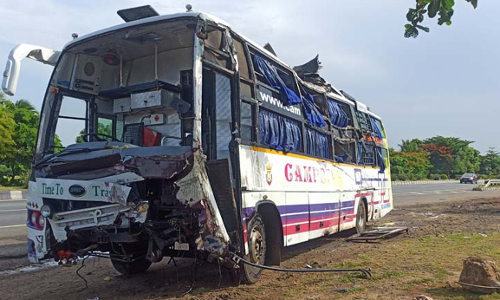 விழுப்புரம்  சுற்றுலா பஸ் கவிழ்ந்து 15 பேர் காயம்