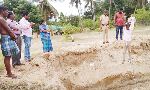 அனுமதியின்றி மணல் அள்ளிய 2 பேர் கைது