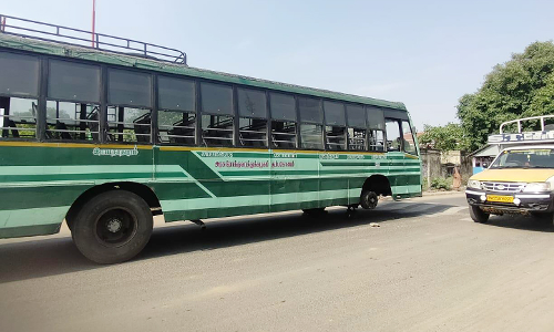 சாயல்குடியில் டயர் வெடித்து பழுதடைந்து நின்ற அரசு பஸ்