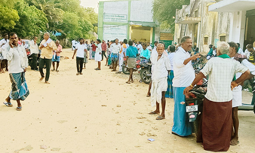 பருத்தி ஏலத்தை தடுத்து நிறுத்திய விவசாயிகள்- பரபரப்பு