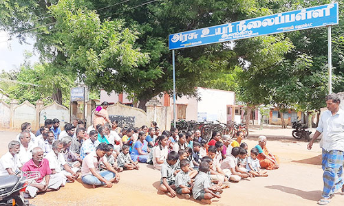 மாணவர்கள் பள்ளி புறக்கணிப்பு போராட்டம்