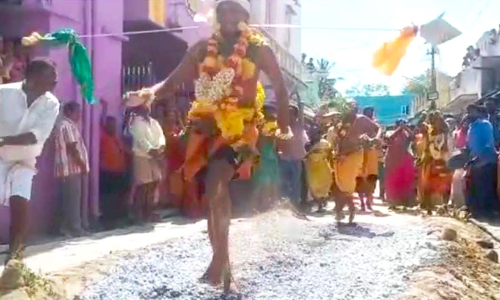 மாரியம்மன் கோவிலில் பக்தர்கள் பூக்குழி இறங்கி வழிபாடு