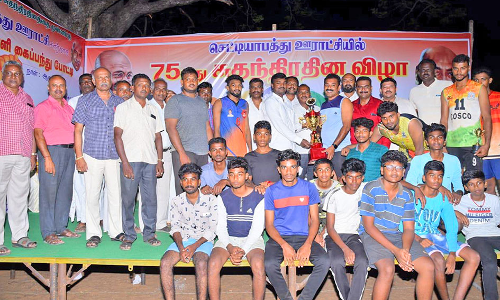 உடன்குடி அருகே  மின்னொளி கைப்பந்து போட்டி- செட்டியாபத்து அணி முதலிடம்