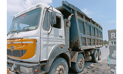 டோல்கேட் அருகே நின்று கொண்டிருந்த லாரி   தீப்பற்றி எரிந்ததால் பரபரப்பு