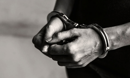 போதை பொருட்கள் பதுக்கி விற்ற வாலிபர் கைது