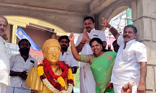 புளியங்குடியில்  ஓ.பி.எஸ்.அணியினர் இனிப்பு வழங்கி கொண்டாட்டம்