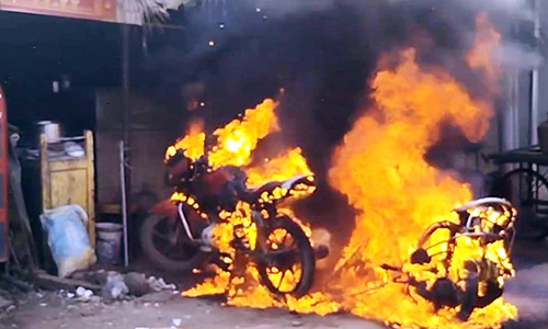 டீக்கடையில் சிலிண்டர் வெடித்து தீவிபத்து; இருசக்கர வாகனங்கள் எரிந்து நாசம்