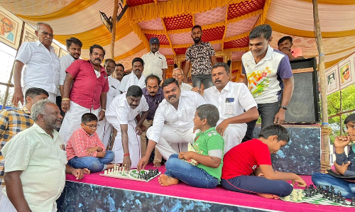 சுரண்டை கருணாநிதி நினைவாலயத்தில் செஸ் போட்டி-சிவபத்மநாதன், ராஜா எம்.எல்.ஏ. தொடங்கி வைத்தனர்