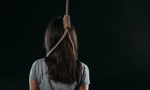 இளம்பெண் தூக்குப்போட்டு தற்கொலை