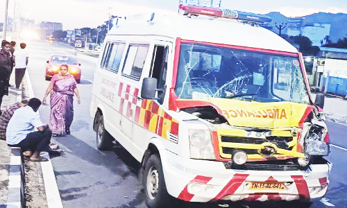 லாரி மீது ஆம்புலன்சு மோதி நோயாளி பலி