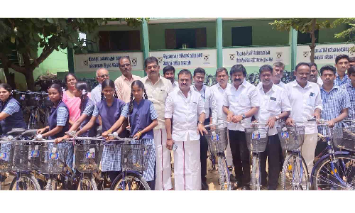 ஓசூர் அரசு பள்ளிகளில்  536 பேருக்கு விலையில்லா சைக்கிள்கள் வழங்கும் நிகழ்ச்சி-  பிரகாஷ் எம்.எல்.ஏ மேயர் சத்யா பங்கேற்பு