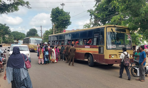 சிறுவாணி சாலையில்  பெண்கள் திடீர் சாலை மறியல்