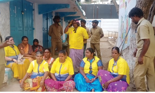 ஊதியம் வழங்காததால்   மாநகராட்சி தூய்மைப் பணியாளர்கள் காத்திருப்பு போராட்டம்
