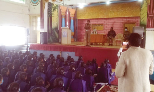 கோத்தகிரி பள்ளியில்   மாணவிகள் மத்தியில் போலீசார் விழிப்புணர்வு