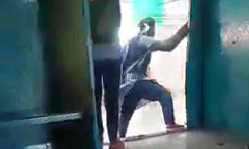 மின்சார ரெயிலில் தொங்கியபடி பிளாட்பாரத்தில் காலை உரசி மாணவி பயணம்- பயணிகள் அதிர்ச்சி