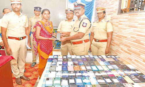 காணாமல் போன ரூ.16.5 லட்சம் மதிப்பிலான செல்போன்கள் உரியவா்களிடம் ஒப்படைப்பு