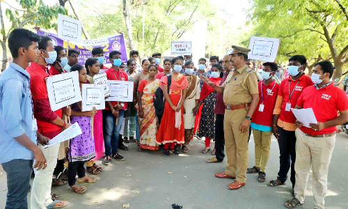 பெற்றோர்கள் குழந்தைகளிடம் மனம் விட்டு பேச வேண்டும் - போலீசார் அறிவுறுத்தல்