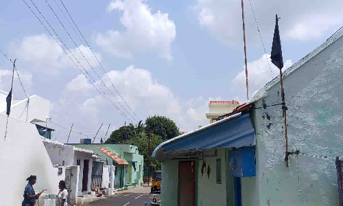 எரிவாயு தகன மேடைக்கு எதிர்ப்பு தெரிவித்து மீண்டும் வீடுகளில் கருப்புக்கொடி