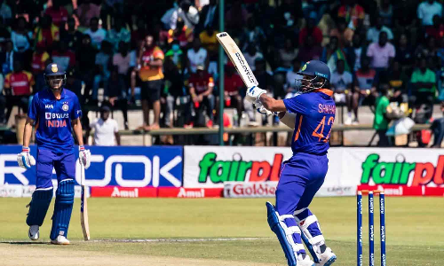 முதல் ஒருநாள் கிரிக்கெட்: 10 விக்கெட் வித்தியாசத்தில் ஜிம்பாப்வேயை வீழ்த்தியது இந்தியா