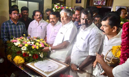 நெல்லை கண்ணன் உடலுக்கு மலர் வளையம் வைத்து அஞ்சலி செலுத்திய அமைச்சர்கள்